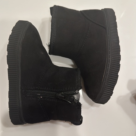 5 pairs of toddler shoes - size 6 - Picture 7 of 7